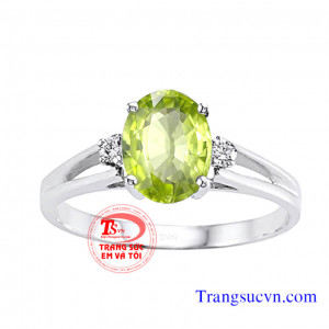 Nhẫn nữ vàng trắng đá peridot Nhẫn nữ vàng tây đá peridot Nhẫn nữ vàng trắng Peridot   Nhẫn vàng tây gắn đá Peridot thiên nhiên   Đá Peridot tượng trưng cho tài hùng biện, thuyết phục. Nó tái sinh và cung cấp năng lượng nên được ví như một liều thuốc tăng