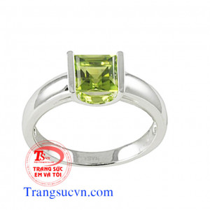 Nhẫn đá quý peridot Nhẫn nữ vàng tây đá peridot Nhẫn nữ vàng trắng Peridot   Nhẫn vàng tây gắn đá Peridot thiên nhiên   Đá Peridot tượng trưng cho tài hùng biện, thuyết phục. Nó tái sinh và cung cấp năng lượng nên được ví như một liều thuốc tăng lực cho c