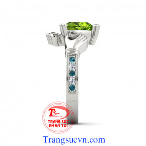 Nhẫn nữ hoàng hậu trái tim Nhẫn nữ vàng tây đá peridot Nhẫn nữ vàng trắng Peridot   Nhẫn vàng tây gắn đá Peridot thiên nhiên   Đá Peridot tượng trưng cho tài hùng biện, thuyết phục. Nó tái sinh và cung cấp năng lượng nên được ví như một liều thuốc tăng lự