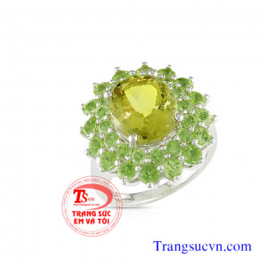 Nhẫn nữ kết đá peridot vàng tây 10k đẹp Nhẫn nữ vàng tây đá peridot Nhẫn nữ vàng trắng Peridot   Nhẫn vàng tây gắn đá Peridot thiên nhiên   Đá Peridot tượng trưng cho tài hùng biện, thuyết phục. Nó tái sinh và cung cấp năng lượng nên được ví như một liều 