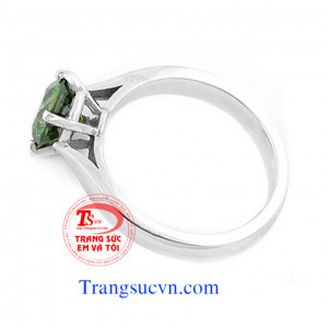 Nhẫn vàng đá peridot thiên nhiên Nhẫn nữ vàng tây đá peridot Nhẫn nữ vàng trắng Peridot   Nhẫn vàng tây gắn đá Peridot thiên nhiên   Đá Peridot tượng trưng cho tài hùng biện, thuyết phục. Nó tái sinh và cung cấp năng lượng nên được ví như một liều thuốc t
