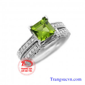 Nhẫn nữ lồng đá peridot thiên nhiên Nhẫn nữ vàng tây đá peridot Nhẫn nữ vàng trắng Peridot   Nhẫn vàng tây gắn đá Peridot thiên nhiên   Đá Peridot tượng trưng cho tài hùng biện, thuyết phục. Nó tái sinh và cung cấp năng lượng nên được ví như một liều thuố