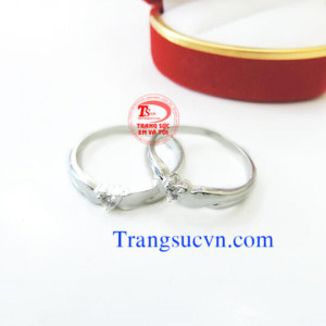 Nhẫn đôi bạc gắn đá trắng Nhẫn đôi bạc ta với giá cả cạnh tranh và chất lượng bảo đảm về mặt đường nét đẹp.  Nhẫn được sửa theo size tay của bạn.  Nhẫn đôi bán toàn quốc,   Thanh toán khi nhận nhẫn trên toàn quốc  Bạn điền đầy đủ thông tin vào phần>  ĐẶT 