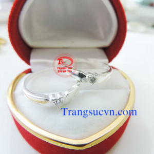 Nhẫn đôi bạc gắn đá trắng Nhẫn đôi bạc ta với giá cả cạnh tranh và chất lượng bảo đảm về mặt đường nét đẹp.  Nhẫn được sửa theo size tay của bạn.  Nhẫn đôi bán toàn quốc,   Thanh toán khi nhận nhẫn trên toàn quốc  Bạn điền đầy đủ thông tin vào phần>  ĐẶT 
