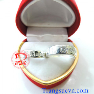 Nhẫn đôi bạc nguyên chất Nhẫn đôi bạc ta với giá cả cạnh tranh và chất lượng bảo đảm về mặt đường nét đẹp.  Nhẫn được sửa theo size tay của bạn.  Nhẫn đôi bán toàn quốc,   Thanh toán khi nhận nhẫn trên toàn quốc  Bạn điền đầy đủ thông tin vào phần>  ĐẶT M