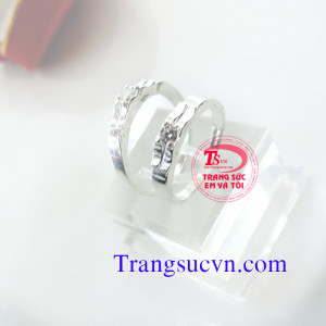 Nhẫn đôi bạc gắn đá trắng Nhẫn đôi bạc ta với giá cả cạnh tranh và chất lượng bảo đảm về mặt đường nét đẹp.  Nhẫn được sửa theo size tay của bạn.  Nhẫn đôi bán toàn quốc,   Thanh toán khi nhận nhẫn trên toàn quốc  Bạn điền đầy đủ thông tin vào phần>  ĐẶT