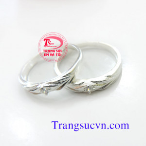 Nhẫn đôi bạc nhẫn cặp Nhẫn đôi bạc ta với giá cả cạnh tranh và chất lượng bảo đảm về mặt đường nét đẹp.  Nhẫn được sửa theo size tay của bạn.  Nhẫn đôi bán toàn quốc,   Thanh toán khi nhận nhẫn trên toàn quốc  Bạn điền đầy đủ thông tin vào phần>  ĐẶT MUA