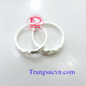 Nhẫn đôi bạc nhẫn cặp Nhẫn đôi bạc ta với giá cả cạnh tranh và chất lượng bảo đảm về mặt đường nét đẹp.  Nhẫn được sửa theo size tay của bạn.  Nhẫn đôi bán toàn quốc,   Thanh toán khi nhận nhẫn trên toàn quốc  Bạn điền đầy đủ thông tin vào phần>  ĐẶT MUA