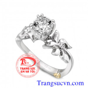 Nhẫn đính hôn hoa lá là mẫu nhẫn nổi bật được chị em vô cùng yêu thích.