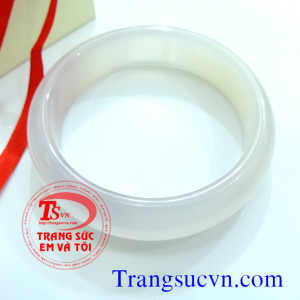 Vòng mã não trắng đẹp  Vòng mã não trắng   Kích thước: ~ 72,00 x57,00/16,00 mm  Màu sắc: Trắng đục - trắng trong  Kiểu chế tác: Vòng tay/ Lá hẹ  Độ tinh khiết: Bán trong- Trong suốt