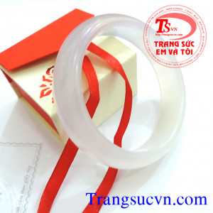 Vòng mã não trắng đẹp  Vòng mã não trắng   Kích thước: ~ 72,00 x57,00/16,00 mm  Màu sắc: Trắng đục - trắng trong  Kiểu chế tác: Vòng tay/ Lá hẹ  Độ tinh khiết: Bán trong- Trong suốt