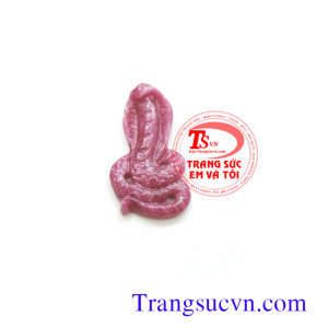 Ruby hình rắn  Tổng trọng lượng: 11,65 Carat  Kích thước: 26,90 x 15,00 / 3,80 mm  Rắn ruby thiên nhiên sản phẩm có giấy kiểm định kèm theo  Sản phẩm làm quà tặng cho người cầm tinh Tuổi Tỵ