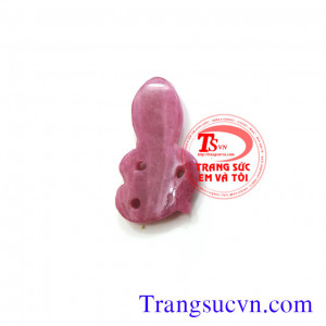 Ruby hình rắn  Tổng trọng lượng: 11,65 Carat  Kích thước: 26,90 x 15,00 / 3,80 mm  Rắn ruby thiên nhiên sản phẩm có giấy kiểm định kèm theo  Sản phẩm làm quà tặng cho người cầm tinh Tuổi Tỵ