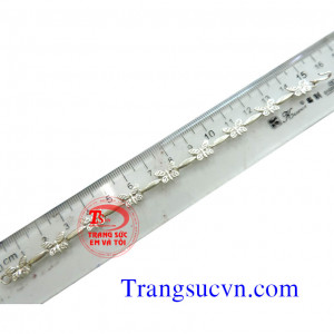 Lắc tay Nữ đẹp phong cách trẻ trung và trang trọng mang lại cho bạn vẻ đẹp và tránh gió an toàn cho sức khỏe.