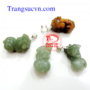 Mặt dây chuyền tỳ hưu Bộ vòng cổ đá quý Dây chuyền tỳ hưu ngọc cẩm thạch bọc móc bạc đeo cùng dây cao su bọc bạc ta   Mặt dây chuyền ngọc cẩm thạch chạm khắc hình tỳ hưu bọc móc bạc ta đeo cùng dây cao su bọc bạc chạm khắc hình rồng.  Thương hiệu: TRA