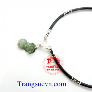 Mặt dây chuyền tỳ hưu Bộ vòng cổ đá quý Dây chuyền tỳ hưu ngọc cẩm thạch bọc móc bạc đeo cùng dây cao su bọc bạc ta   Mặt dây chuyền ngọc cẩm thạch chạm khắc hình tỳ hưu bọc móc bạc ta đeo cùng dây cao su bọc bạc chạm khắc hình rồng.  Thương hiệu: TRA