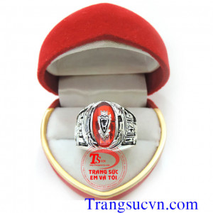 Nhẫn mỹ dành cho nam được chế tác tinh tế với nhiều họa tiết hoa văn cùng chữ logo với chất liệu bạc thái 92,5 % Bạc nguyên chất. Sản phẩm được xi mạ một lớp keo màu đen làm điểm nhấn cho sản phẩm nhẫn mỹ là nét đặc trưng của nhẫn mỹ nam bạc. Loại sản phẩ