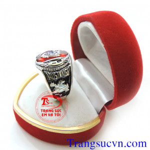 Nhẫn mỹ dành cho nam được chế tác tinh tế với nhiều họa tiết hoa văn cùng chữ logo với chất liệu bạc thái 92,5 % Bạc nguyên chất. Sản phẩm được xi mạ một lớp keo màu đen làm điểm nhấn cho sản phẩm nhẫn mỹ là nét đặc trưng của nhẫn mỹ nam bạc. Loại sản phẩ