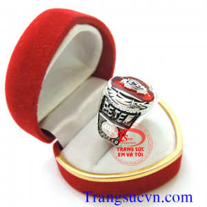 Nhẫn mỹ dành cho nam được chế tác tinh tế với nhiều họa tiết hoa văn cùng chữ logo với chất liệu bạc thái 92,5 % Bạc nguyên chất. Sản phẩm được xi mạ một lớp keo màu đen làm điểm nhấn cho sản phẩm nhẫn mỹ là nét đặc trưng của nhẫn mỹ nam bạc. Loại sản phẩ