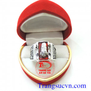 Nhẫn mỹ cho nam Nhẫn mỹ dành cho nam được chế tác tinh tế với nhiều họa tiết hoa văn cùng chữ logo với chất liệu bạc thái 92,5 % Bạc nguyên chất. Sản phẩm được xi mạ một lớp keo màu đen làm điểm nhấn cho sản phẩm nhẫn mỹ là nét đặc trưng của nhẫn mỹ nam