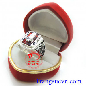 Nhẫn mỹ cho nam Nhẫn mỹ dành cho nam được chế tác tinh tế với nhiều họa tiết hoa văn cùng chữ logo với chất liệu bạc thái 92,5 % Bạc nguyên chất. Sản phẩm được xi mạ một lớp keo màu đen làm điểm nhấn cho sản phẩm nhẫn mỹ là nét đặc trưng của nhẫn mỹ nam