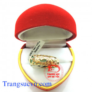 Nhẫn cẩm thạch bọc vàng