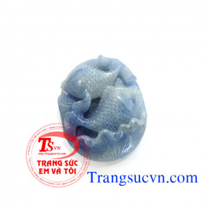 Tên sản phẩm: Cá chép song ngư  Tên đá quý: Sapphire thiên nhiên ( Có giấy kiểm định đá quý kèm theo sản phẩm)  Trọng lượng (Weight): 93,50 Carat   Kích thước đá (Size stone): 34,80 x 12,75 / 9,80 mm  - Chiều dài (length): 34,80 mm  - Chiều rộng (width): 