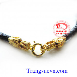 Dây da bọc rồng vàng 18k Dây da bọc vàng 18k 2 đầu hình đúc hình rồng gắn đá đỏ vào mắt rồng 2 đốt ở thân dây được chạm khắc hình rồng quanh dây tổng 4 đốt, dây da được bện vào nhau xen kẽ tạo lên sư mạnh mẽ và doàn kết và hợp nhất sức mạnh. Làm tôn lên k