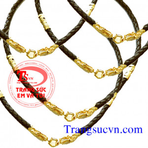 Dây da bọc rồng vàng 18k Dây da bọc vàng 18k 2 đầu hình đúc hình rồng gắn đá đỏ vào mắt rồng 2 đốt ở thân dây được chạm khắc hình rồng quanh dây tổng 4 đốt, dây da được bện vào nhau xen kẽ tạo lên sư mạnh mẽ và doàn kết và hợp nhất sức mạnh. Làm tôn lên k