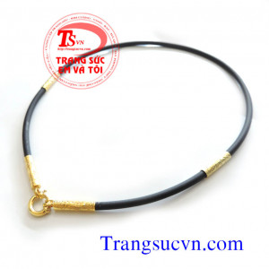 Dây cao su bọc vàng tây đẹp, dây được chế tác trên chất liệu sao su với độ bền và đặt biệt không bị gấm mồ hôi, nước trong   khi tắm, và không để lại mùi hôi trong khi sử dụng, dây được bọc 4 đốt vàng tây 14k lại vàng trang sức được ưa chuộng về màu  sắc