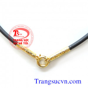 Dây cao su bọc vàng tây đẹp, dây được chế tác trên chất liệu sao su với độ bền và đặt biệt không bị gấm mồ hôi, nước trong   khi tắm, và không để lại mùi hôi trong khi sử dụng, dây được bọc 4 đốt vàng tây 14k lại vàng trang sức được ưa chuộng về màu  sắc