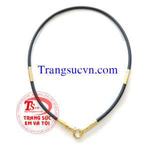 Dây cao su bọc vàng tây đẹp, dây được chế tác trên chất liệu sao su với độ bền và đặt biệt không bị gấm mồ hôi, nước trong   khi tắm, và không để lại mùi hôi trong khi sử dụng, dây được bọc 4 đốt vàng tây 14k lại vàng trang sức được ưa chuộng về màu  sắc