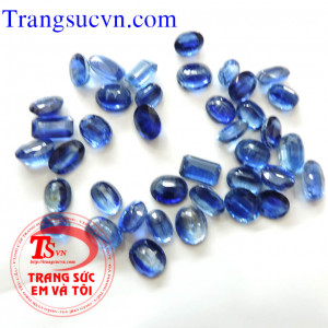 Kyanit là khoáng vật silicat màu xanh đặc trưng xuất hiện phổ biến trong các pecmatit hoặc đá trầm tích bị biến chất giàu nhôm. Kyanit trong các đá biến chất thường là dấu hiệu chỉ quá trình biến chất chịu áp suất trên 4 kilobar