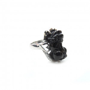 Nhẫn nữ tỳ hưu đá màu đen