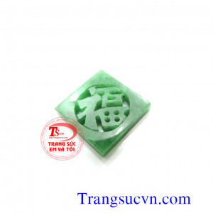 Mặt ngọc chữ Phúc với hy vọng người đeo luôn an lành, hạnh phúc