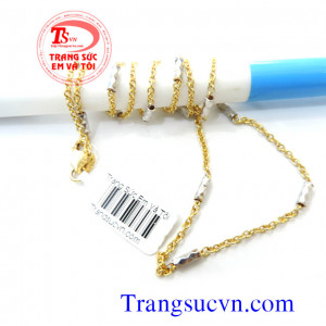 Dây vàng tây 10k 2 màu được thiết kế vô cùng độc đáo và sáng tạo. Sản phẩm kết hợp vàng màu và vàng trắng tạo điểm nhấn cho chiếc dây chuyền. Sản phẩm có thể đeo cùng mặt dây. Dây chuyền vàng được bảo hành uy tín, giao hàng toàn quốc. Dây vàng tây 10k 2 m