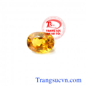 Đá Saphir vàng thiên nhiên   Tên đá: Saphir Vàng ( Natural yellow Sapphire)  Trọng lượng: 7,95 Carat  Kích thước: 13,00 x 9,50 / 7,00 mm  Hình dạng chế tác: Oval/Facet  Độ tinh khiết: Trong suốt  Xuất xứ: Việt nam  Có giấy kiểm định đá quý.