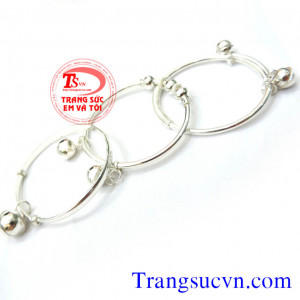 Lắc bạc cho trẻ con