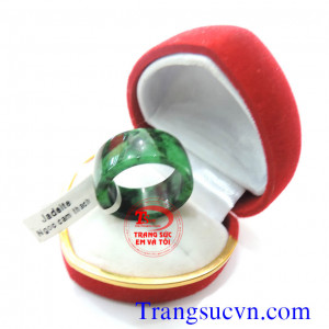 Nhẫn ngọc cẩm thạch thiên nhiên   Nhẫn ngọc đẹp được làm từ ngọc cẩm thạch thiên nhiên xuất xứ: Myanma hàng nhập khẩu đá về việt nam chế tác.  Nhẫn phù hợp đeo ngón cái, ngón giữa, ngón nhẫn, cả nam và nữ đều đeo được.  Đặt biệt ngọc cẩm thạch không phân 