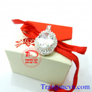 Mặt dây chuyền gắn đá trắng