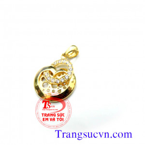 Mặt dây vàng 10k đẹp  Loại sản phẩm: Mặt dây chữ C vàng tây 10k  Thương hiệu: Trang Sức Em Và Tôi  Loại vàng: Vàng tây 10k (41,6%au)  Trọng lượng vàng: 0,475 chỉ  Đính đá: Trắng Cz  Chiều dài: 19,50 mm ( không tinh móc)  Chiều rộng: 15,00 mm  Chiều cao: 3