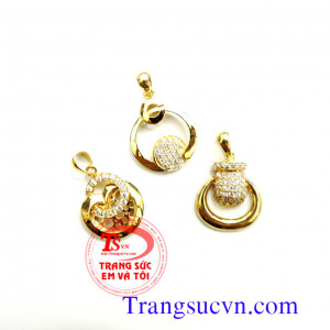 Mặt dây vàng 10k đẹp  Loại sản phẩm: Mặt dây chữ C vàng tây 10k  Thương hiệu: Trang Sức Em Và Tôi  Loại vàng: Vàng tây 10k (41,6%au)  Trọng lượng vàng: 0,475 chỉ  Đính đá: Trắng Cz  Chiều dài: 19,50 mm ( không tinh móc)  Chiều rộng: 15,00 mm  Chiều cao: 3