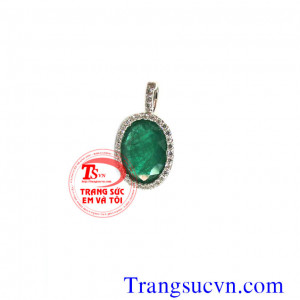 Mặt dây đá quý Emerald vàng 18k trắng được chế tác từ đá Emerald thiên nhiên cùng vàng trắng vô cùng nổi bật.
