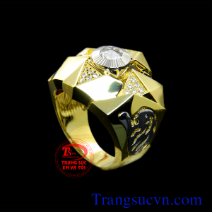 Với chiếc nhẫn nam đeo ngón giữa cho nam sẽ làm tôn lên bàn tay bạn khi bạn dùng điện thoại Nhẫn vàng tây nam to