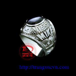 Nhẫn mỹ vàng trắng với nhiều họa tiết và chữ trên thân nhẫn mang lại vẻ cầu kỳ, cùng gắn đá Saphir thiên nhiên,mang đến sự sang trọng và đẳng cấp