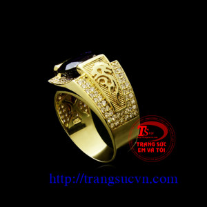 Chiếc nhẫn saphir đen sẫm với cùng một chiếc nhẫn nam saphir thiên nhiên, với màu đen lịch lãm vàng tây đẹp