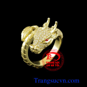 Với kiểu chế tác chiếc Nhẫn nam con rồng vàng tây 18k găn kim cương và ruby hình con rồng nổi quấn quanh ngón tay làm tôn lên chiếc nhẫn nam đẹp
