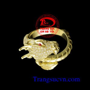 Với kiểu chế tác chiếc Nhẫn nam con rồng vàng tây 18k găn kim cương và ruby hình con rồng nổi quấn quanh ngón tay làm tôn lên chiếc nhẫn nam đẹp