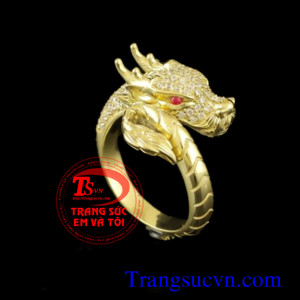 Với kiểu chế tác chiếc Nhẫn nam con rồng vàng tây 18k găn kim cương và ruby hình con rồng nổi quấn quanh ngón tay làm tôn lên chiếc nhẫn nam đẹp