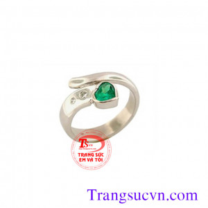 Loại sản phẩm: Nhẫn nữ vàng tây gắn đá quý tự nhiên  Thương hiệu: Trang Sức Em Và Tôi  Loại vàng: Vàng tây 14k (58,5%Au)  - Trọng lượng vàng: 1,25 chỉ  - Màu sắc vàng: Trắng  Loại đá quý: Emerald thiên nhiên  - Số lượng viên: 03 viên  - Màu sắc đá quý: Lụ